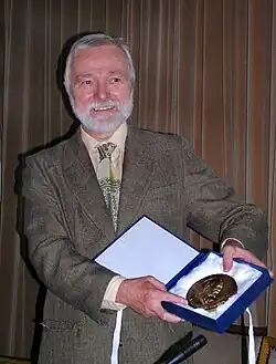 Ivan Hubený přebírá Nušlovu cenu České astronomické společnosti za rok 2008