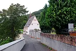Pohled na památkově chráněnou terasní zeď (na snímku vpravo u kostela), která je pozůstatkem špitálu z roku 1530