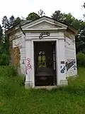 Zdevastovaná budova pramenu Pavla