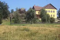 Vrchol Jánských kamenů i se sousední stavbou