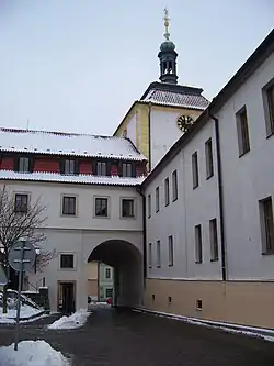 Vpravo dvorské křídlo radnice