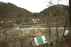 Žampach, pohled přes jez na Sázavě k údolí Chotouňského potoka.