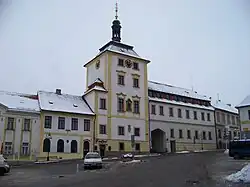 Radnice – budova s věží a soudní budova v SZ části náměstí