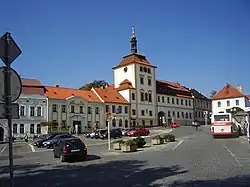 Masarykovo náměstí v Jílovém u Prahy s radnicí