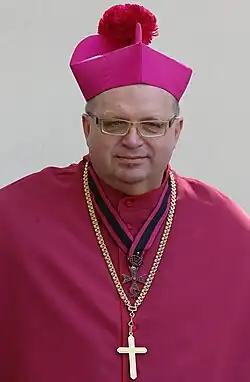 Kanovník J. Hladík v mozetě a s biretem