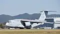 Transportní Kawasaki C-2 na letecké základně v Gifu