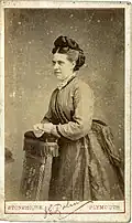 J.E. Palmer: Mladá žena v hedvábných šatech, 1865 - 1872
