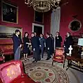 Kennedyho státní pohřeb 25. listopadu 1963, Jiří Hájek kondoluje Jacqueline Kennedyové, následován Karlem Dudou