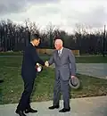 John F. Kennedy a Dwight D. Eisenhower, v Camp Davidu, 22. dubna 1961