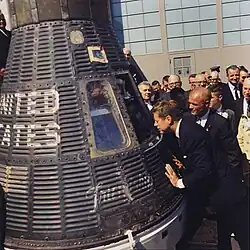 Prezident John F. Kennedy si prohlíží kabinu Mercury-Atlas 6 s astronautem Johnem Glennem, 23. února 1962.