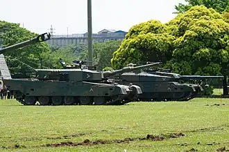 Typ 90 (nalevo) a Тyp 10 (napravo)