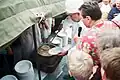Jacek Kuroń nalévající polévku