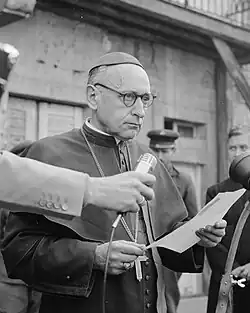 Kardinál Mindszenty během proslovu 1. listopadu 1956