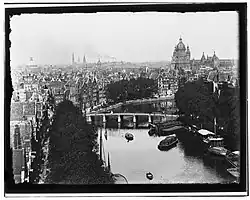 Gezien in noordelijke richting vanaf Montelbaanstoren naar Oude Waal (links), Kromme Waal (midden) en Binnenkant (rechts). Midden brug 283 voor Binnen Bantammerstraat; 1896.