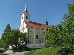 Jalubí, kostel z boku.jpg