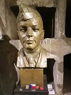 Busta Jana Kubiše v kryptě kostela, Národní památník hrdinů heydrichiády.