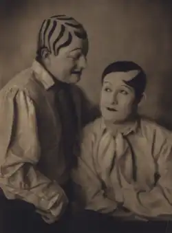 Jan Werich a Jiří Voskovec při sté repríze hry Golem (časopis Pestrý týden, 1932)