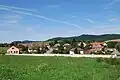 Pohled na obec od zastavení naučné stezky