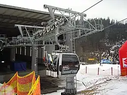 Kabina lanové dráhy opouští dolní stanici