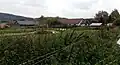 Pohled ke vsi přes chovný rybník