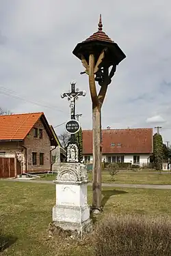 Kříž a zvonice na návsi