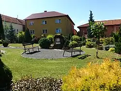 Náves s parkem a pomníkem bratrům Vahalíkovým