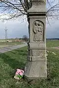 Pravá strana soklu s reliéfem svatého Josefa.