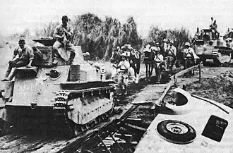 Japonské střední tanky typu 89 I-gó od 1. čútai (中隊 ~ rota) 7. senša rentai (戦車連隊 ~ tankový pluk) postupují 3. ledna 1942 po silnici č. 6 k Manile[1]