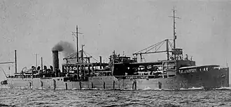 Kamoi v roce 1937 jako nosič hydroplánů. Všimněte si jeřábů pro manipulaci s letouny a dvouplošného hydroplánu na přídi před velitelským můstkem.
