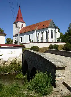 Kostel v Jarošově nad Nežárkou u kamenného mostku