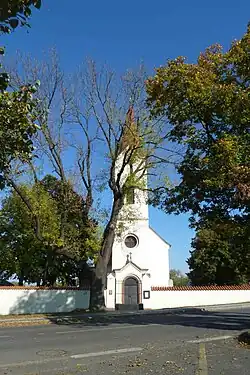 Jasan před kostelem