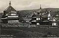 Dobová pohlednice s cerkví a zvonicí