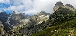 Vpravo Jastrabia veža s Karbunkulovým hrebeňom, vlevo Lomnický štít.