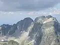 Zleva Malý Javorový a dvojvrcholový Javorový štít, dole Ľadové pleso.