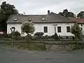Dům č.p. 13 a krucifix na návsi
