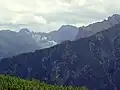 Zleva Javorové štíty, pod nimi věžička Kresaný roh, Rovienková veža, Hranatá veža, Svišťové sedlo, Svišťový štít.