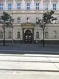 Reálné gymnázium v Ječné, vstupní rizalit