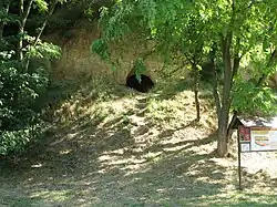 Uměle vykopaná jeskyňka v kolmé stěně