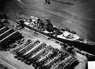 Jean Bart poškozený v Casablance americkou bitevní lodí USS Massachusetts