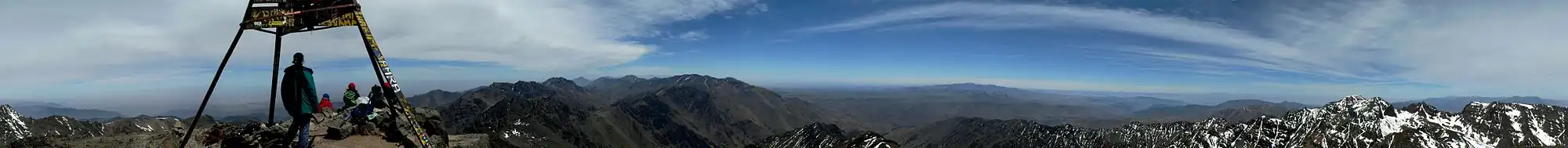 Panoramatický pohled z vrcholu Džabal Tubkal