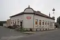 pohled na obchod z druhé strany