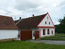 Stavení čp. 1 datované letopočtem 1911 s prvky selského baroka
