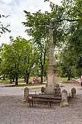 kříž u kostela v Jedovnicích
