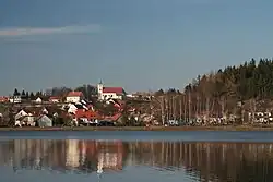 pohled přes rybník Olšovec ke kostelu