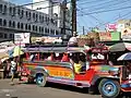 Jeepney odváží nakupující z trhu v Cebu City.
