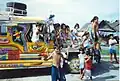 Jeepney s dětmi ve městě Samar.