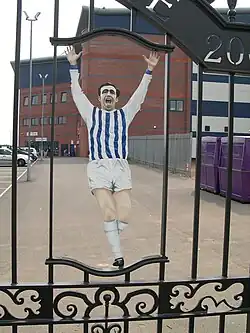 Vyobrazení Jeffa Astlea na bráně stadionu WBA