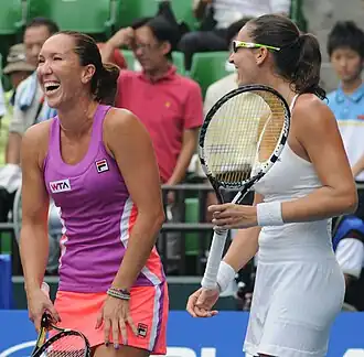 Jelena Jankovićová a Arantxa Parraová Santonjaová
