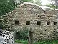 Kapsy po trámech stropu prvního patra paláce