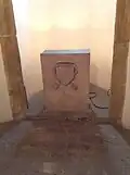 Kamenná menza s erbem Jana z Jenštejna